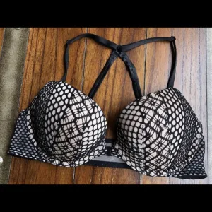 NWOT VICTORIA'S SECRET Very Sexy Push Up Bra 34D