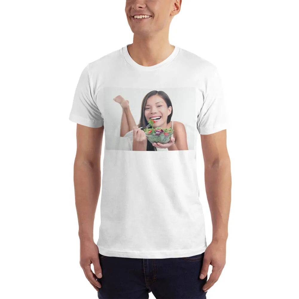Smiling woman eating a healthy vegetable salad