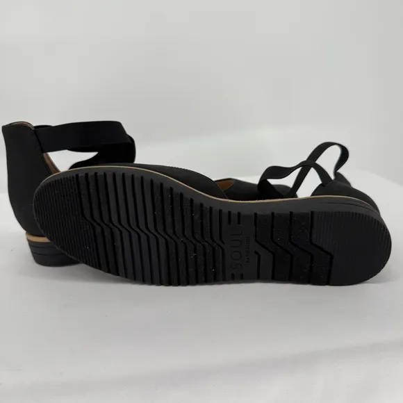 SOUL Naturalizer Intro Flat in a size 9 Black Closed Toe Sandal Comfort