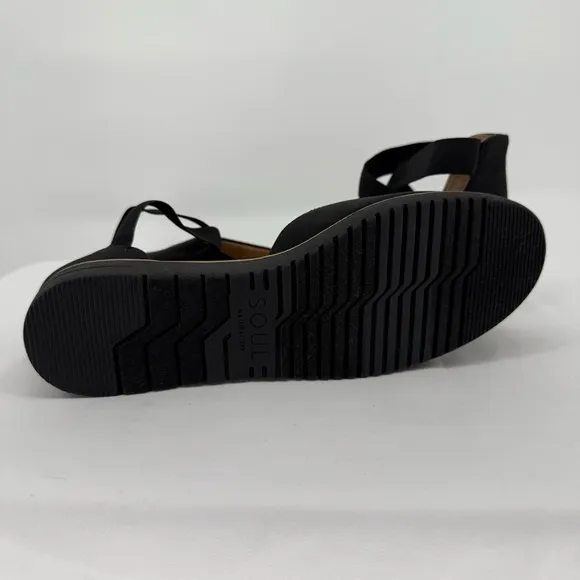SOUL Naturalizer Intro Flat in a size 9 Black Closed Toe Sandal Comfort