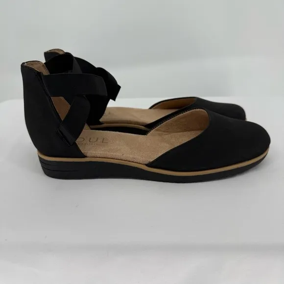 SOUL Naturalizer Intro Flat in a size 9 Black Closed Toe Sandal Comfort