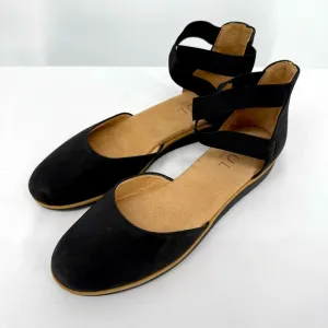 SOUL Naturalizer Intro Flat in a size 9 Black Closed Toe Sandal Comfort
