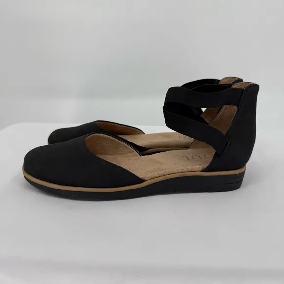 SOUL Naturalizer Intro Flat in a size 9 Black Closed Toe Sandal Comfort