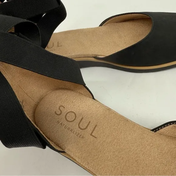 SOUL Naturalizer Intro Flat in a size 9 Black Closed Toe Sandal Comfort
